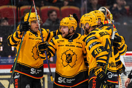 Skellefteås Oskar Nilsson jublar med lagkamrater