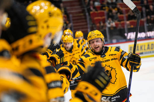 Skellefteås Oskar Nilsson jublar med lagkamrater