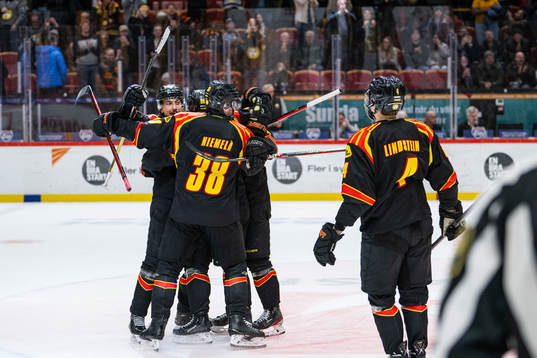 Brynäs Hannes Björninen jublar med lagkamrater