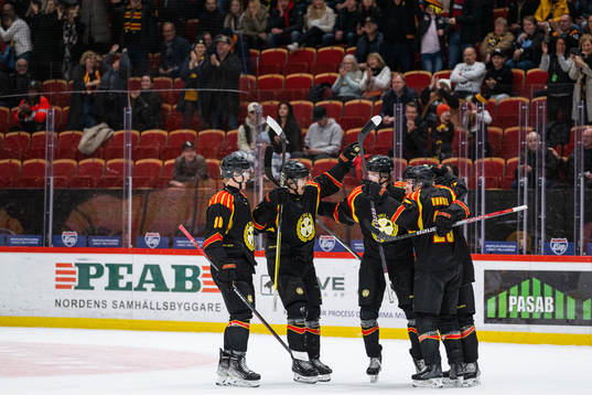 Brynäs Jacob Blomqvist jublar med lagkamrater