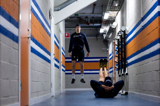 Växjös Filip Nordberg värmer upp före ishockeymatchen i