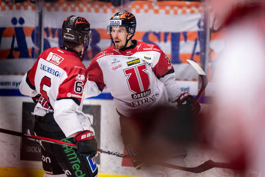 Örebros Emil Larsson jublar