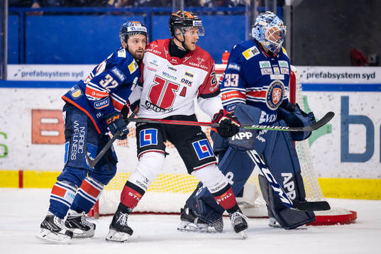 Örebros Jani Lajunen mellan Växjös Lukas Bengtsson och