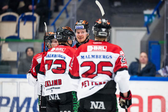Örebros Christopher Mastomäki jublar med lagkamrater