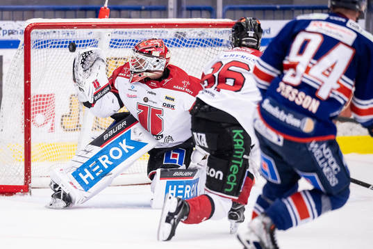 Växjös Joel Persson gör mål 4-3 bakom Örebros målvakt