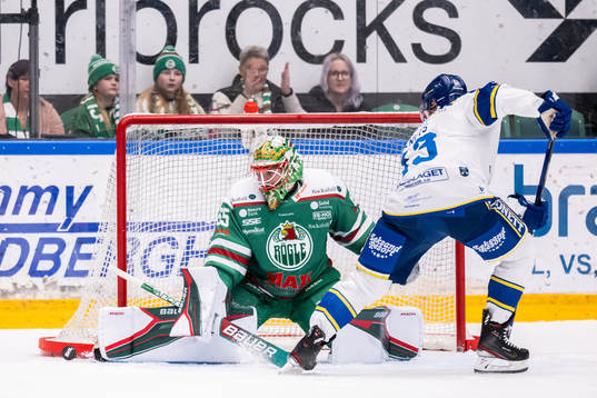 Leksands Jon Knuts oroar mot Rögles målvakt Christoffer