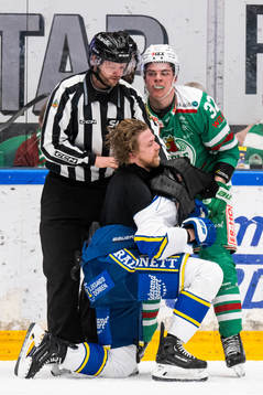 Leksands Anton Lindholm och Rögles Oskar Pettersson slåss