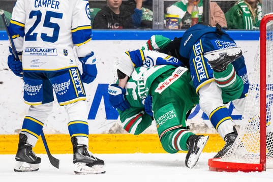 Leksands Anton Lindholm och Rögles Oskar Pettersson slåss