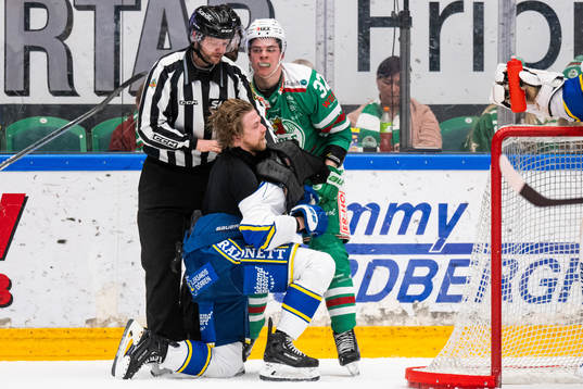 Leksands Anton Lindholm och Rögles Oskar Pettersson slåss