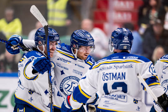 Leksands Justin Glenn Kloos jublar med Matt Caito och Kalle
