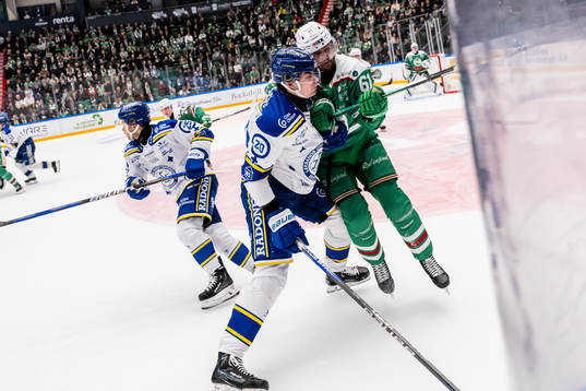 Leksands Lian Bichsel tacklar Rögles Ludvig Larsson