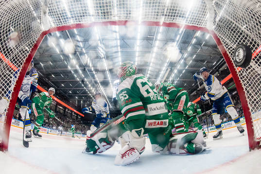 Leksands Kalle Östman (m) gör 0-1 bakom Rögles målvakt