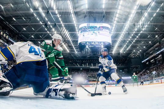Rögles Anton Bengtsson oroar mot Leksands målvakt Mantas