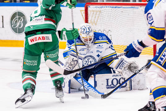 Rögles Anton Bengtsson oroar mot Leksands målvakt Mantas