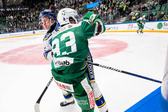 Rögles Riley Sheen i en situation med Leksands Emil