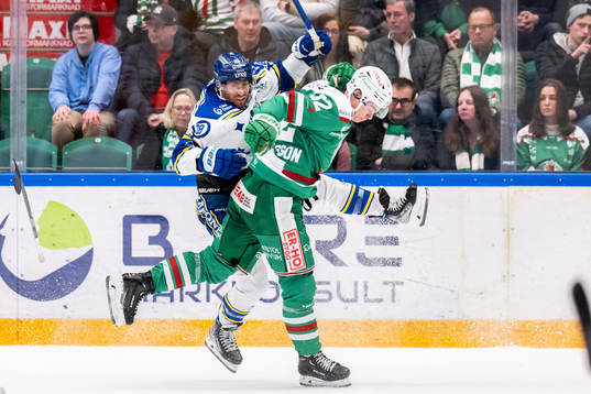Rögles Oskar Pettersson tacklar Leksands Justin Glenn Kloos