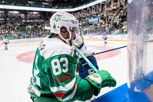 Rögles Riley Sheen i en situation med Leksands Emil
