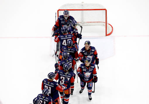 Linköpings spelare jublar och tackar målvakt Marcus