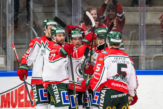 Frölundas Jere Innala jublar med lagkamrater