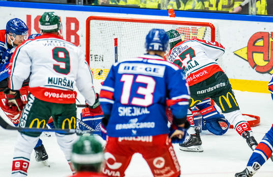 Frölundas Jere Innala gör här 0-1