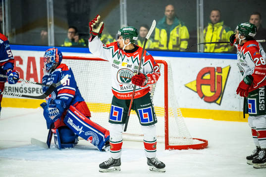 Frölundas Linus Nässen signalerar för mål till 0-2