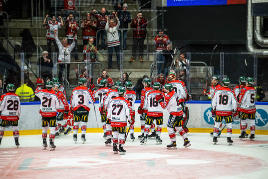 Frölundas spelare jublar ishockeymatchen i SHL mellan
