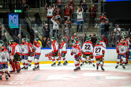 Frölundas spelare jublar ishockeymatchen i SHL mellan
