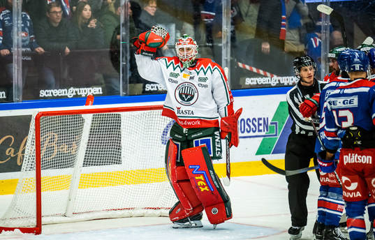 Frölundas målvakt Frederik Dichow jublar