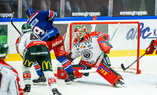 Oskarshamns Ahti Oksanen gör 1-3 bakom Frölundas målvakt