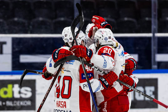 Västerviks Macoy Erkamps jublar med lagkamrater