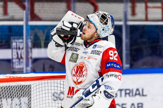 Västerviks målvakt Edvin Olofsson dricker vatten