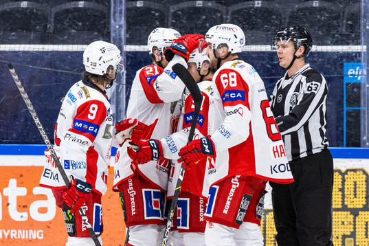 Västerviks Victor Öhman jublar med lagkamrater