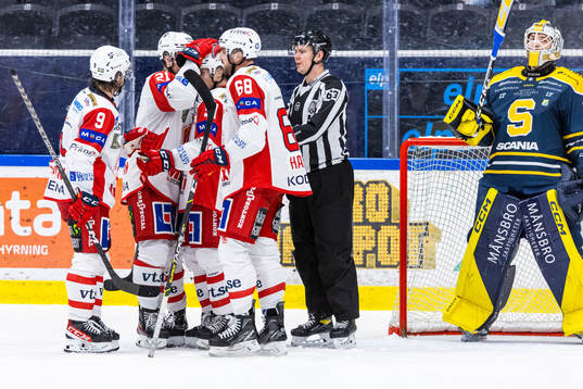 Västerviks Victor Öhman jublar med lagkamrater