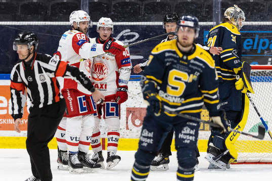 Västerviks Joakim Hagelin och Noah Hasa jublar 2-2 målet