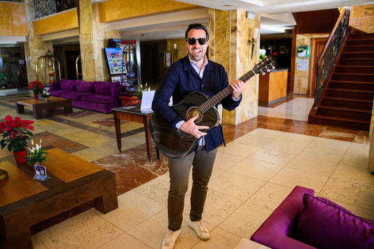 Matias Concha levererar en gitarr