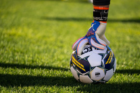 Fotboll och målvaktshandske