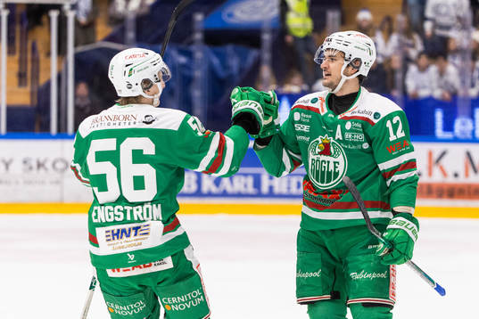 Rögles Adam Engström jublar med Brady Ferguson som gjort