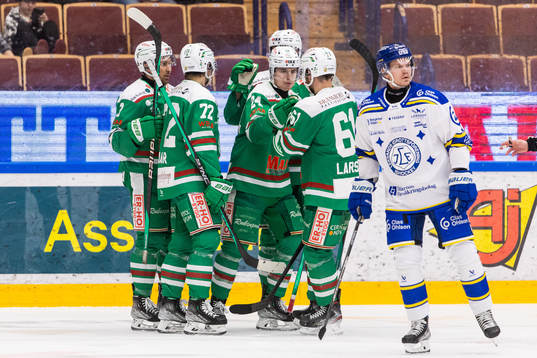 Rögles Marco Kasper jublar med lagkamrater