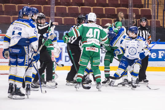 Leksands Patrik Noren och Rögles Marco Kasper i fight