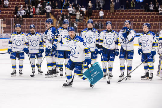 Leksands Anton Lindholm jublar med lagkamrater