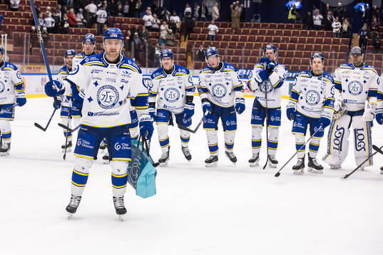 Leksands Anton Lindholm jublar med lagkamrater