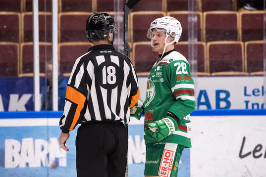 Rögles Anton Bengtsson diskuterar med Domare Mikael Nord