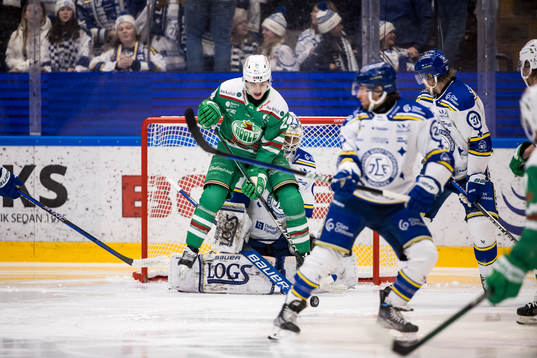 Rögles Marco Kasper framför Leksands målvakt Mantas