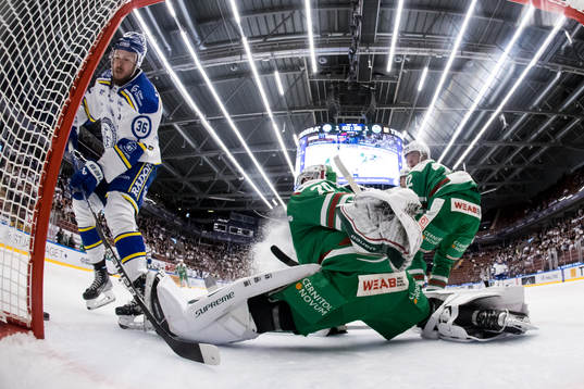 Leksands Lucas Elvenes och Rögles målvakt Calle Clang