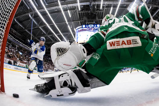 Leksands Emil Heineman gör 3-2 bakom Rögles målvakt
