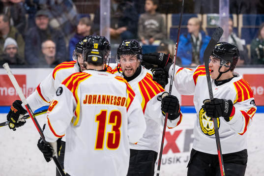 Brynäs Johan Larsson jublar med lagkamrater