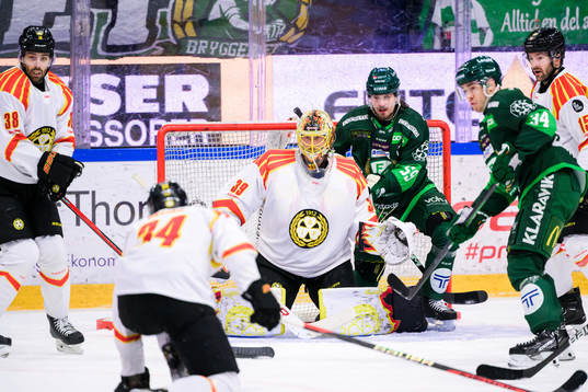 Brynäs Mikko Niemelä och målvakt Anders Lindbäck,