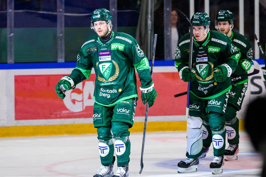 Färjestads Axel Bergkvist och Oscar Lawner jublar