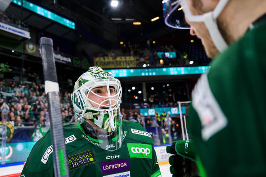 Färjestads målvakt Matthew Tomkins jublar