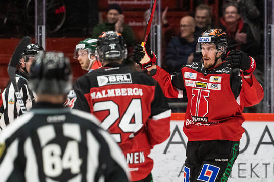 Örebros Emil Larsson jublar
